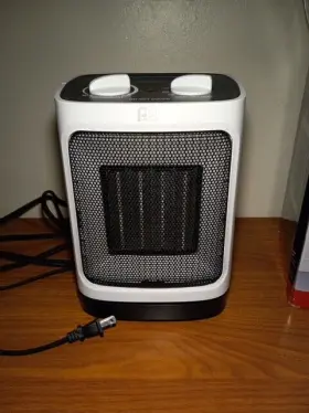 1phc10 Perfect Aire Small Space Electric Personal Heater Ceramic. Optional Oscillation